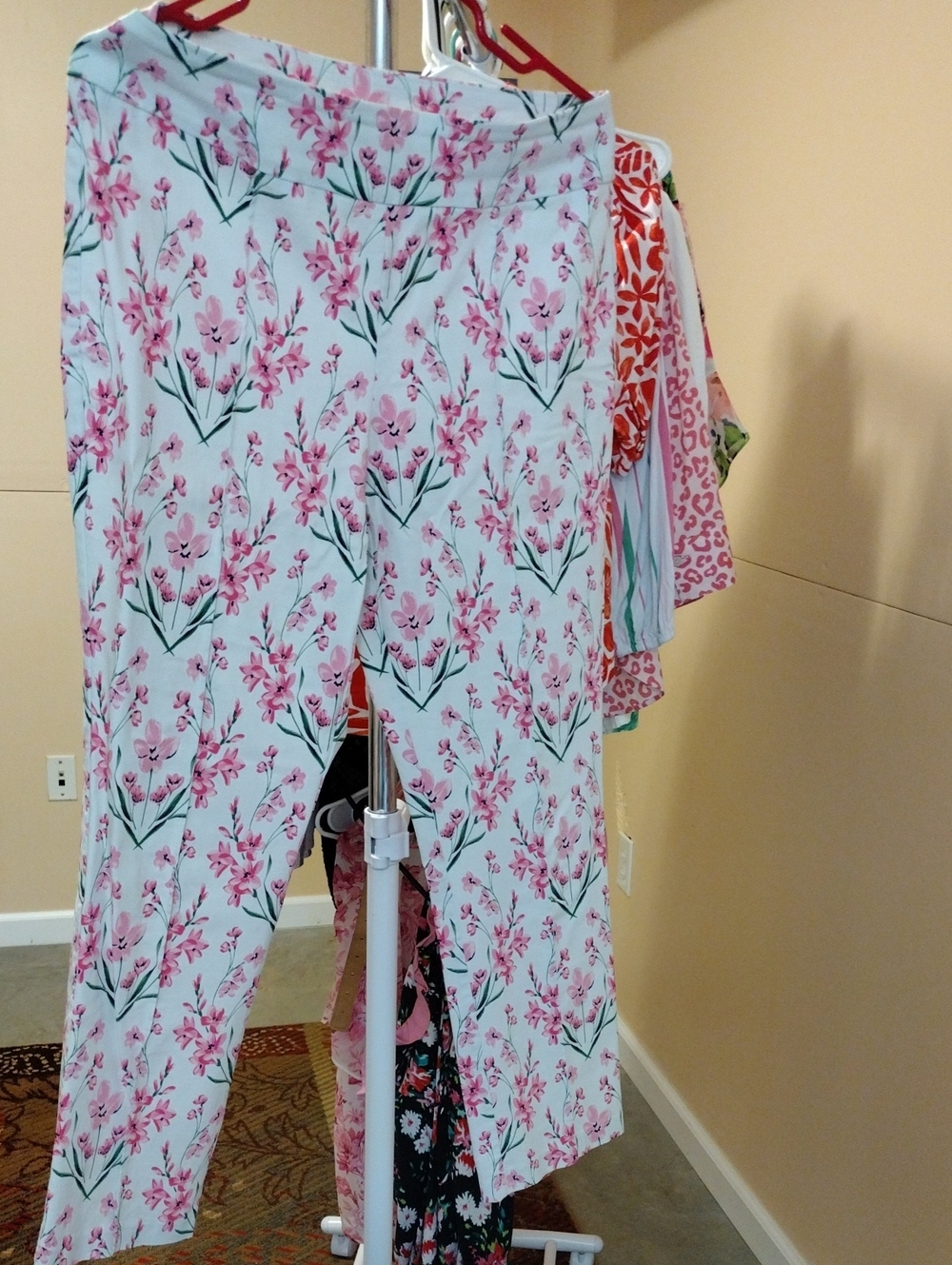 crown & ivy White Cropped Floral Wide-Leg Pants with Pink Blossoms